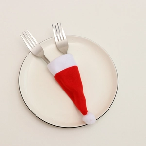 Mini Weihnachtsmütze Besteckhalter Set mit Gabel auf weißem Teller Tischdeko