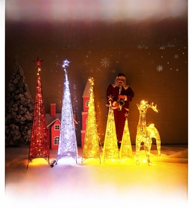 Détail d'arbres de Noël pyramidaux en fer forgé lumineux et renne de décoration