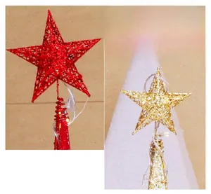 Détail de cimiers d'étoile de Noël scintillants avec guirlandes LED en rouge et doré