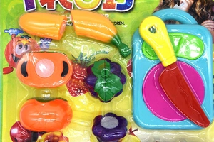 Dettaglio del set di frutta giocattolo con coltello e tagliere in plastica