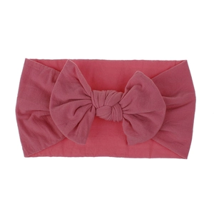 Vista dettagliata del morbido tessuto in nylon e del fiocco sulla fascia rosa per neonati