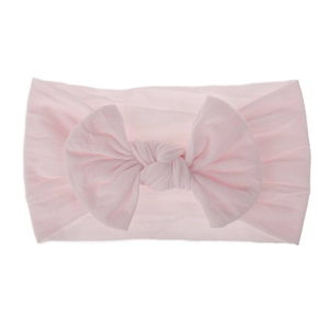 Vista dettagliata di una fascia in nylon rosa morbido con fiocco per neonati e bimbi