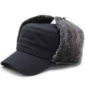 Herren Winter-Uschanka mit winddichter Schale und dickem grauen Kunstfellfutter