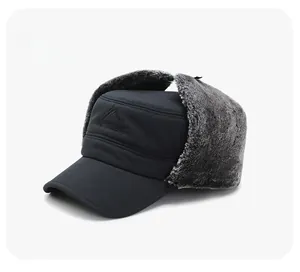 Seitenansicht der Supplex-Wintermütze mit grauem Kunstfellfutter und Ohrenklappen
