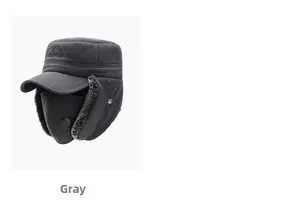 Detail der grauen Uschanka mit wasserdichtem Stoff und dickem Plüschfutter