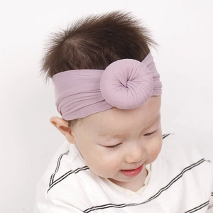 Dettaglio della fascia per neonati in nylon lavanda con decorazione a nodo donut