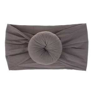 Dettaglio fascia per neonati in nylon grigio scuro con nodo a ciambella
