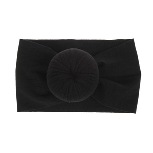 Dettaglio di una morbida fascia per neonati in nylon nero con un nodo a ciambella alla moda