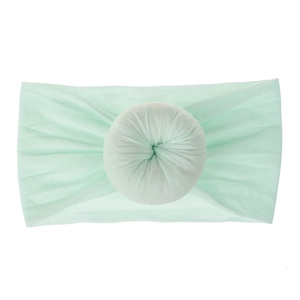 Dettaglio della fascia per neonati verde menta in nylon morbido con nodo a ciambella