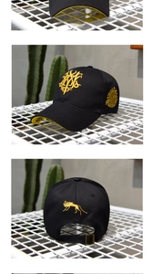 Details einer schwarzen Baumwoll-Baseballkappe mit Goldstickerei und Metallschnalle