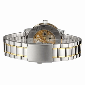 Détail du dos d'une montre mécanique squelette avec bracelet en acier bicolore argent et or