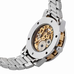 Gros plan du dos de montre squelette montrant le mouvement mécanique et l'acier