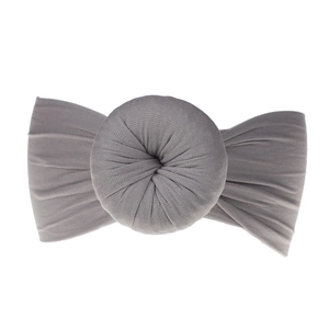 Dettaglio della fascia in nylon grigio medio con un nodo rotondo centrale per neonati