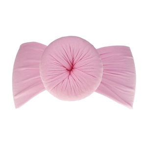 Dettaglio della fascia per neonati in nylon rosa con un nodo a ciambella plissettato