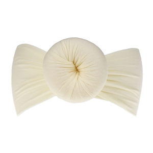 Dettaglio della fascia per neonati in nylon morbido con nodo a ciambella color crema