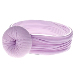 Dettaglio della fascia per neonati in nylon lavanda con decorazione floreale plissettata a ciambella