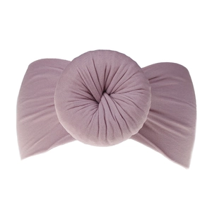 Dettaglio della fascia neonata in morbido nylon rosa antico con nodo a ciambella