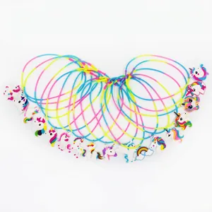 Regenboog eenhoorn kettingset met zachte PVC hangers en gekleurd elastisch koord