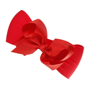 Detailaufnahme eines großen roten Schleifen-Stirnbands für Babys aus weichem Nylon.