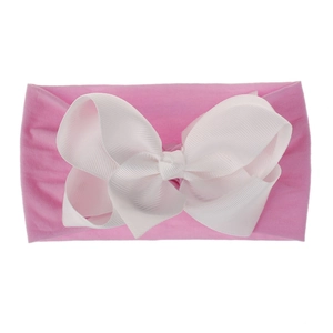 Nahaufnahme eines weichen, elastischen rosa Baby-Stirnbands mit weißer Schleife