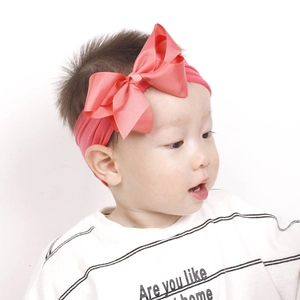 Makro-Detail eines hochelastischen Nylon-Stirnbands mit großer Schleife für Babys