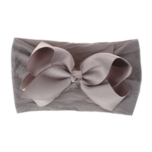 Detail eines weichen Nylon-Babystirnbands mit einer großen mauvefarbenen Schleife