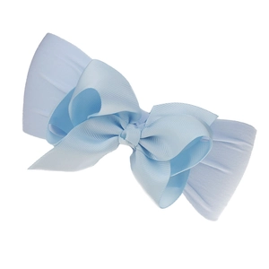 Detail einer hellblauen Ripsbandschleife auf einem weichen Babystirnband aus Nylon
