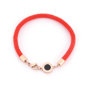 Bracelet cordon tressé rouge avec breloque chiffres romains or rose et émail noir
