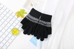 Détail de gants tricotés noirs à motif nordique avec bouts de doigts pour écran tactile