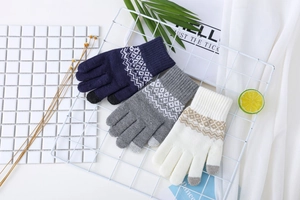 Trois paires de gants d'hiver en tricot bleu marine, gris et crème à motifs nordiques