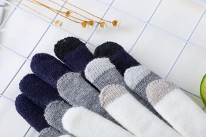 Gros plan de gants tactiles en tricot avec doublure polaire épaisse en couleurs assorties