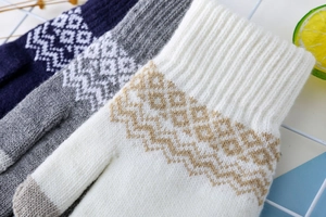 Gants en tricot blanc, gris et bleu avec motifs géométriques au poignet, vue détaillée