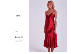 Détail d'une nuisette longue en satin rouge élégant avec col en V profond et coupe ajustée