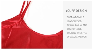 Détail de la chemise de nuit en satin rouge montrant le tissu lisse et la couture