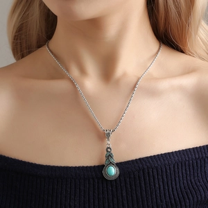 Collier rétro avec pendentif goutte turquoise et chaîne argentée sur mannequin