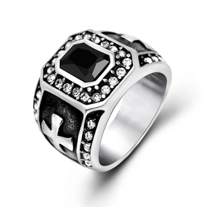 Bague vintage noble pour homme avec pierre noire et détails de croix gravés
