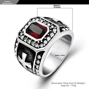 Vue détaillée de la bague sceau vintage avec pierre rouge et détails de croix en relief