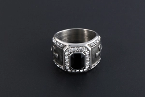Vue détaillée d'une bague croix vintage avec une pierre noire et des cristaux brillants