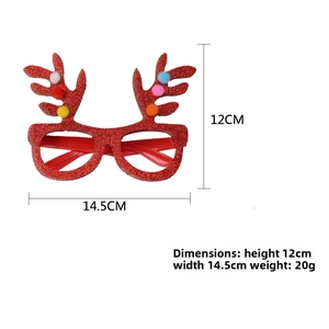 Dettaglio degli occhiali natalizi con corna di renna rosse glitterate e misure