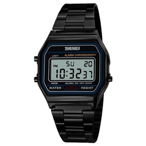 Dettaglio dell'orologio sportivo digitale in acciaio nero con impermeabilità 30M e luce
