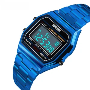 Vista laterale macro dell'orologio digitale in acciaio blu con display LED e cinturino a maglie