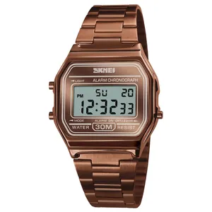 Vista dettagliata dell'orologio digitale vintage con display LCD e metallo spazzolato