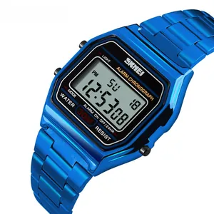 Dettaglio dell'orologio sportivo digitale blu con impermeabilità e funzioni sveglia
