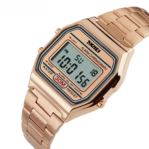 Vista macro dell'orologio sportivo digitale oro rosa con cinturino in acciaio e display