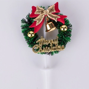 Détail d'une décoration de gâteau couronne de Noël verte avec cloches dorées et inscription