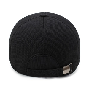 Rückansicht der schwarzen strukturierten Winter-Baseballkappe mit verstellbarer Metallschnalle