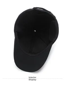 Detailansicht des isolierten Innenfutters der schwarzen Winter-Baseballkappe