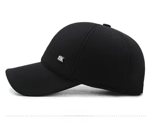 Detailansicht einer schwarzen Winter-Baseballkappe mit Netzstruktur und RK-Metalllogo