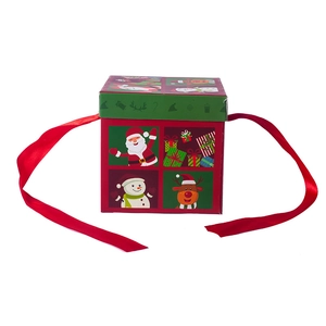 Detail der Weihnachts-Geschenkbox mit Weihnachtsmann-Motiven und roten Satinbändern