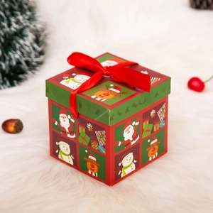 Detailsicht der quadratischen Weihnachtsbox mit Weihnachtsmann-Motiv und roter Schleife